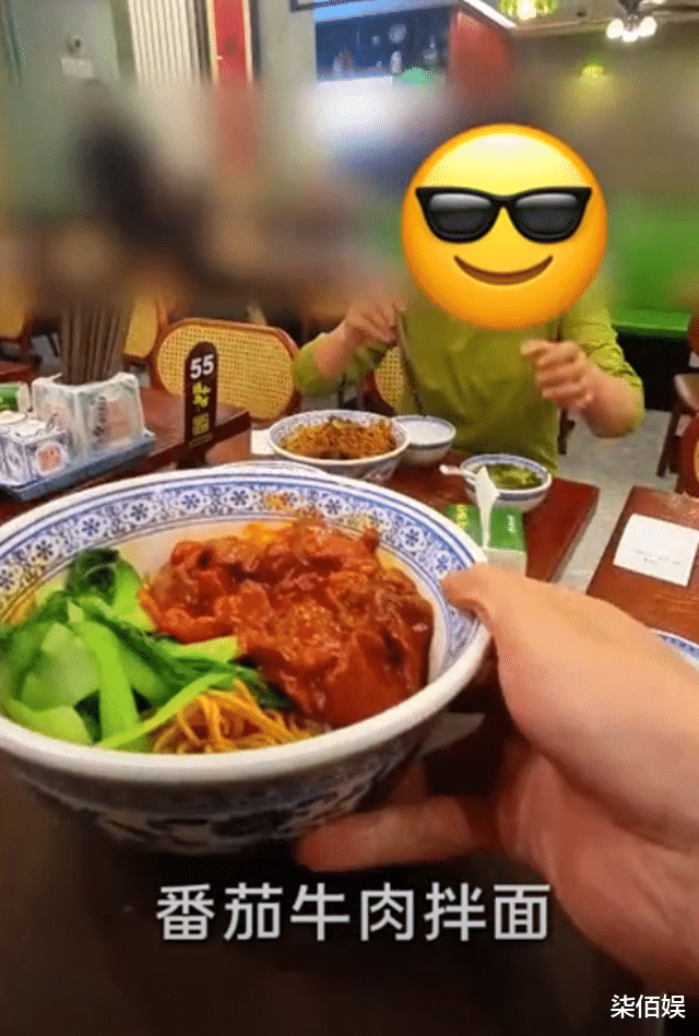 王中磊19岁儿子放假，在面馆当服务生端盘子，富养长大却很接地气