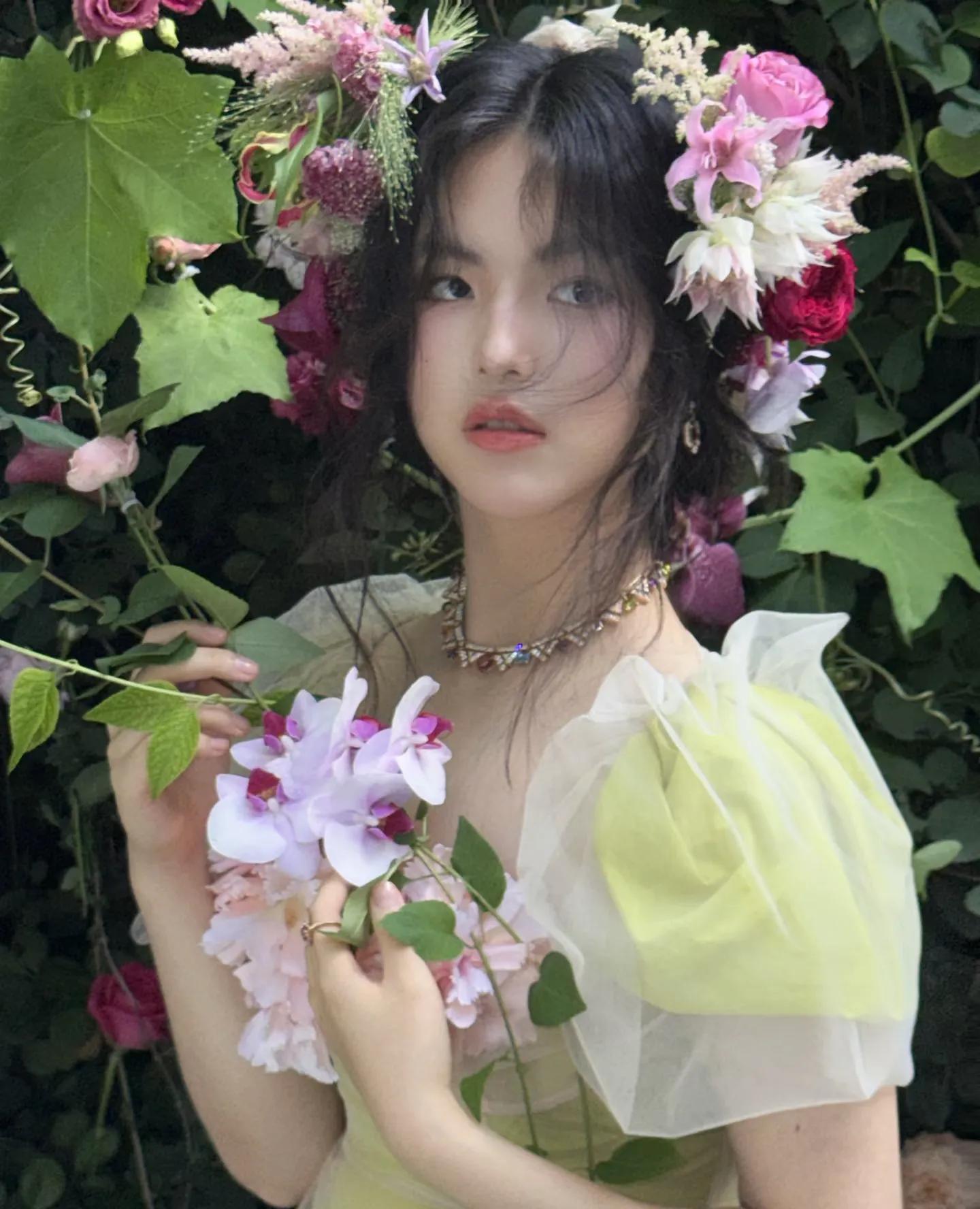 王岳伦送女儿开学!15岁王诗龄走老钱风却很显老,衣品还不如爸爸