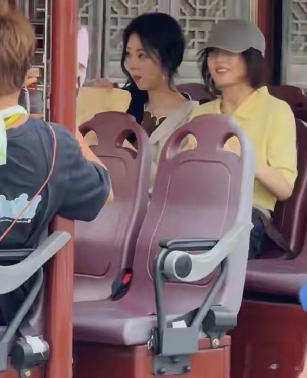 谭松韵张子枫乌镇录节目,一个甜妹吃遍小吃,一个捂脸遮眼太邋遢