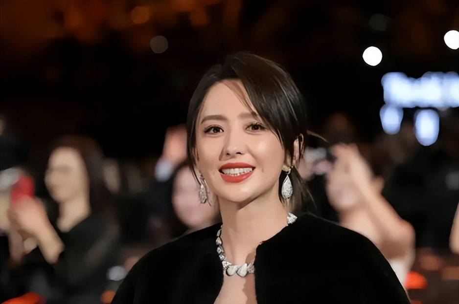 直到看到董璇被二婚男友“甩脸色”，才明白佟丽娅的不婚有多高明