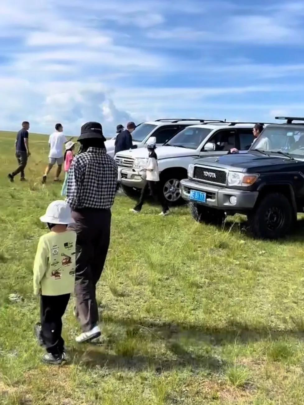 朱亚文一家四口内蒙古出游,俩女儿好高,周一围林家川两家人也在