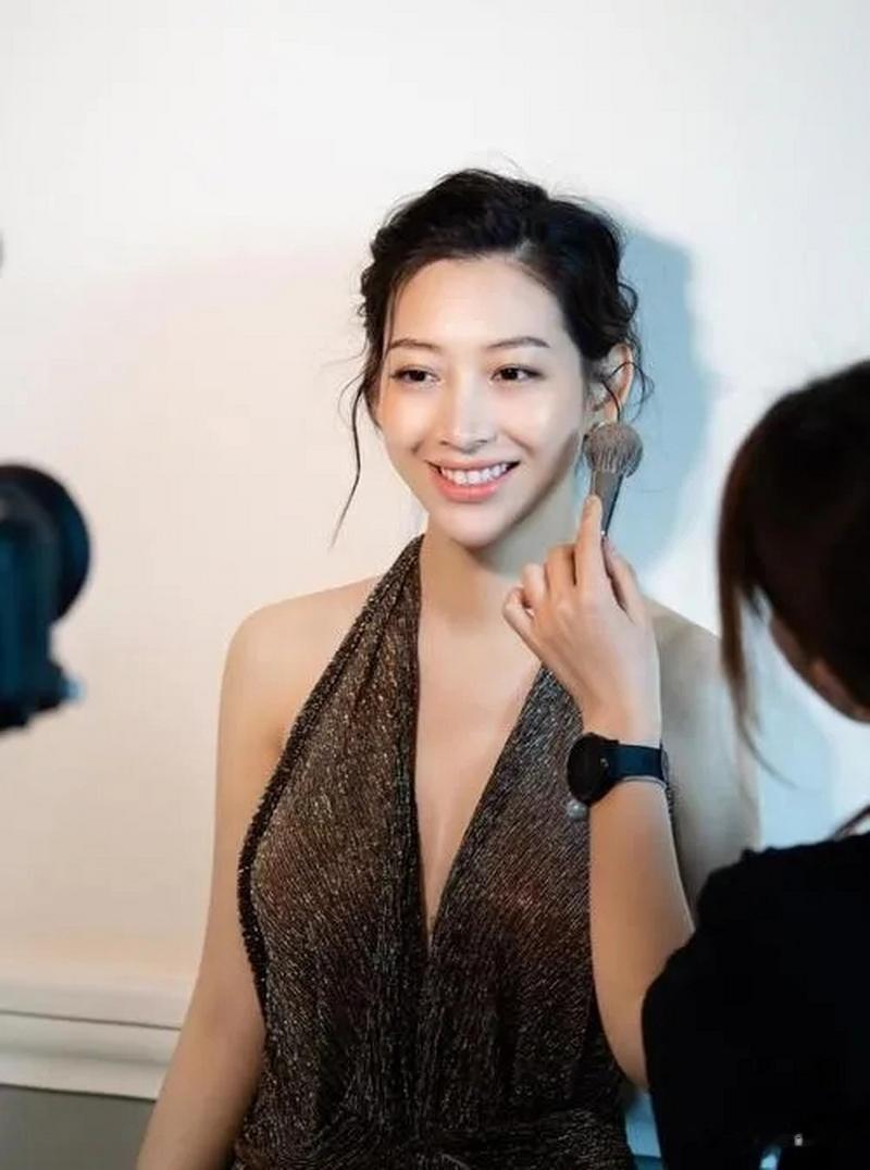 她是浙江知名主持,嫁富商定居美国,住大别墅生活奢华,5年生3娃