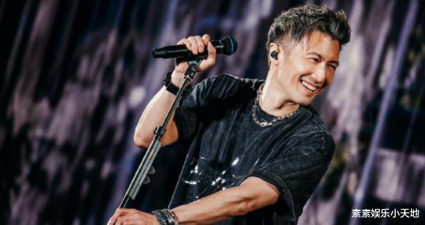 谢霆锋儿子现身演唱会，Lucas主动打招呼，兄弟俩的笑容很温馨