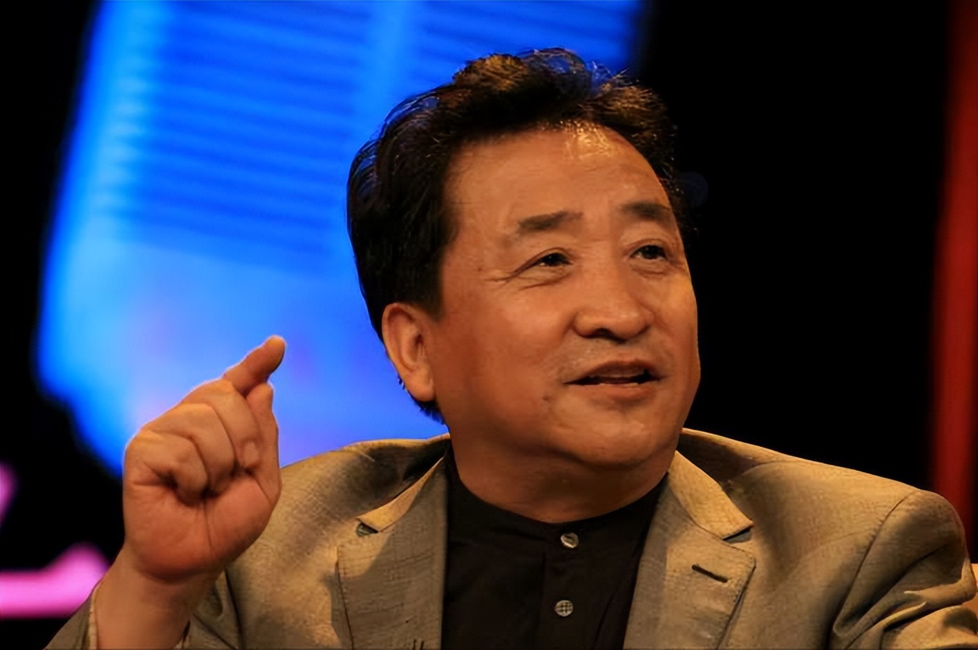 吃相难看！74岁姜昆赴美过圣诞真相大白，彻底揭开内娱不堪的一面