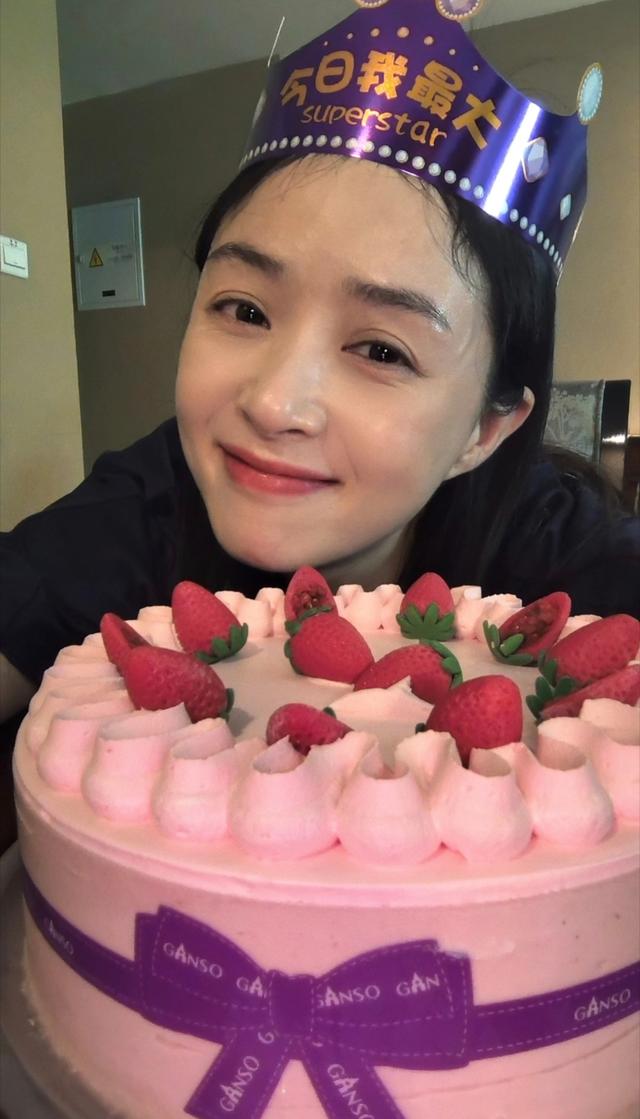 蒋欣生日!庆生现场照片曝光,和一男子合影,粉色草莓蛋糕抢眼