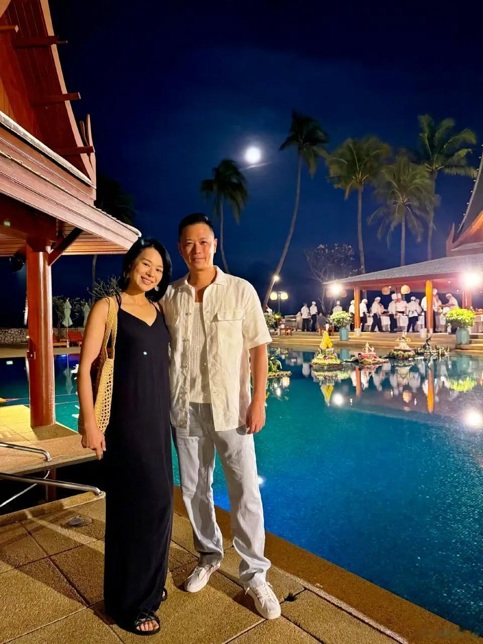 46岁胡杏儿和老公度假庆生，小腹圆润，网友猜测怀“四胎”拼女儿