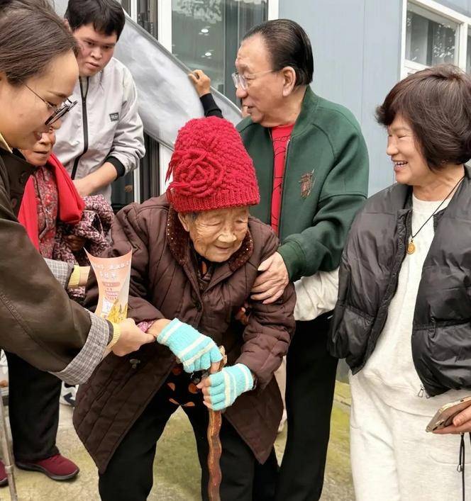 79岁侯耀华晚年凄凉！独居北京无人照料，别墅内又脏又乱无处下脚