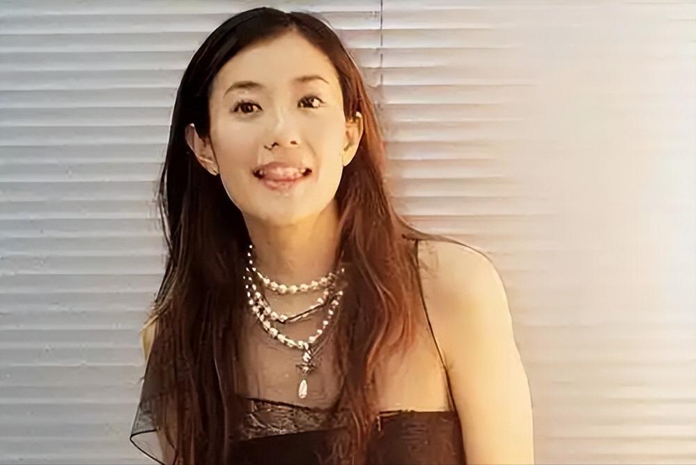 她宁愿单身也不接受谢霆锋,转身嫁豪门生4娃,如今46岁幸福美满