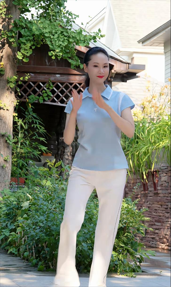 59岁于文华晒北京别墅，上下两层装修雅致，二婚老公年轻帅气