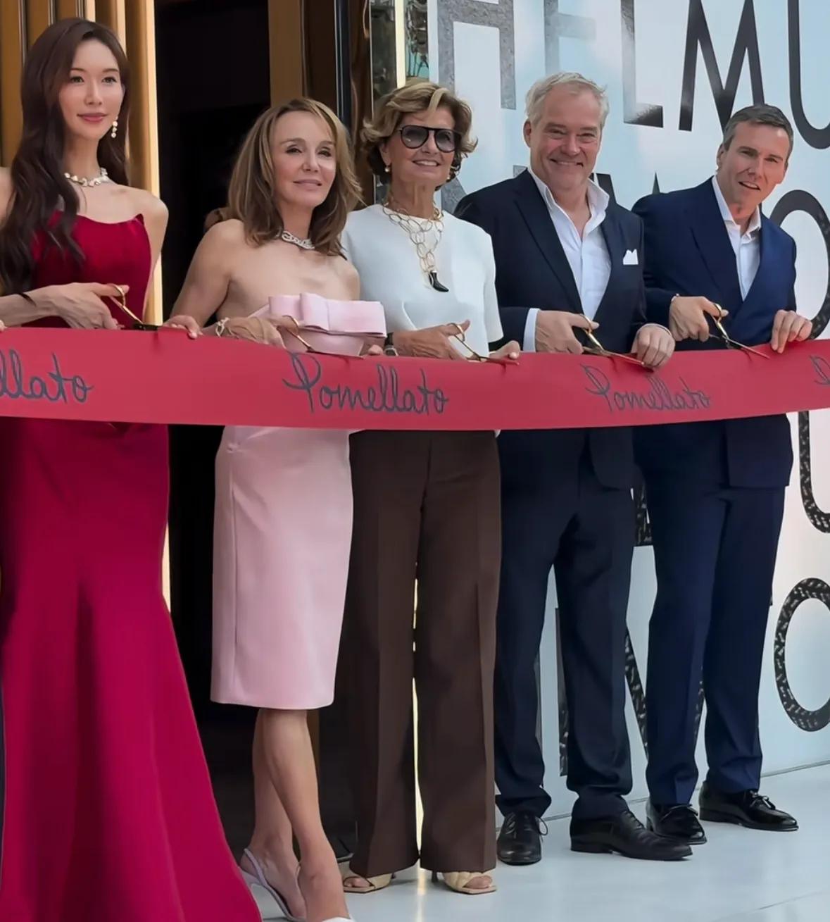 林志玲东京出席剪彩活动,为展示珠宝小动作不断,看起来十分做作