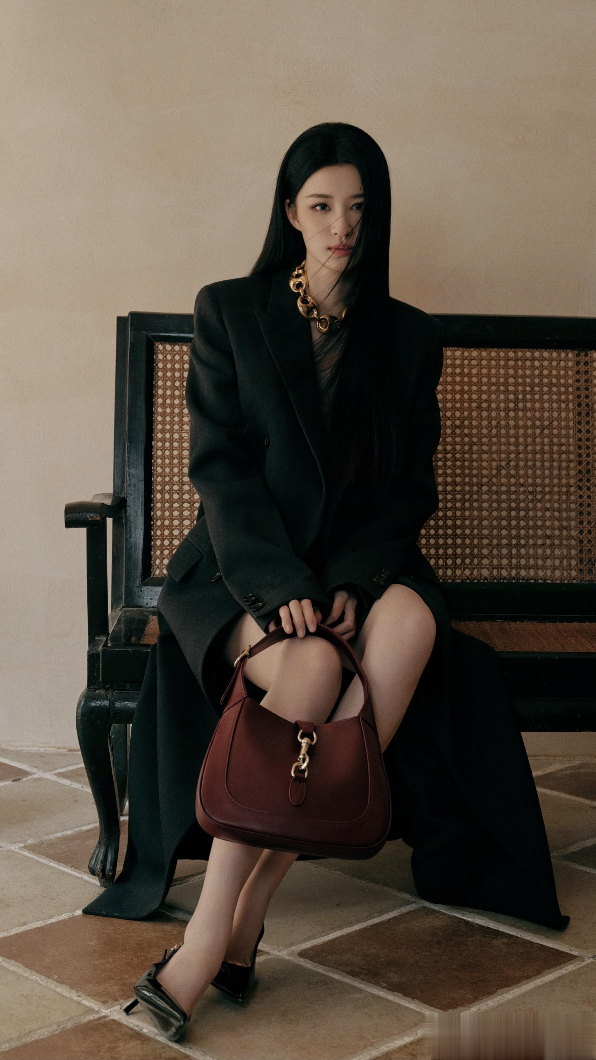 王楚然172黑西装:盘靓条顺,美愈高级