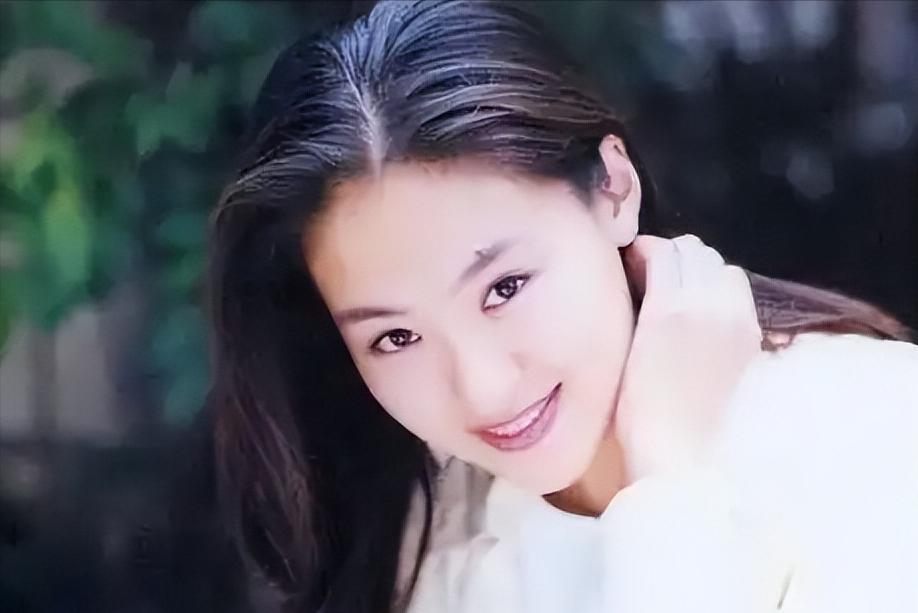 她因赵薇改名，被导演掌掴，用200万看清聂远，今49岁胖到认不出