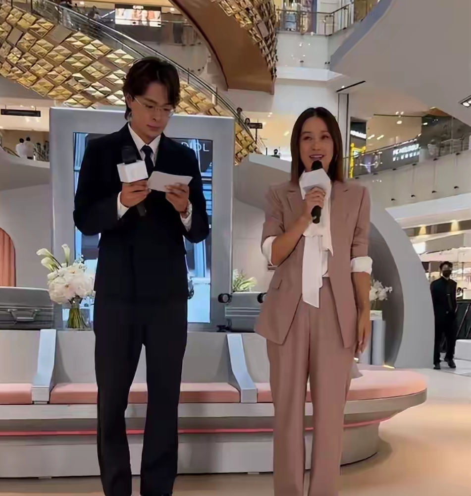 上海大丸商场见到马伊琍本人,20岁身材50岁脸,打扮粉嫩难掩老态