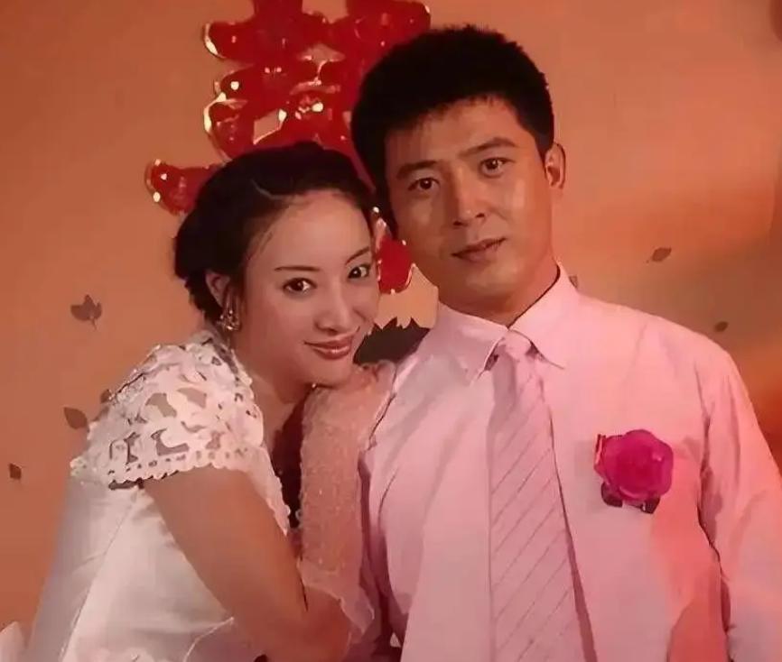 明着吃软饭?多次上春晚竟然全是老婆的功劳,结婚多年被拿捏死