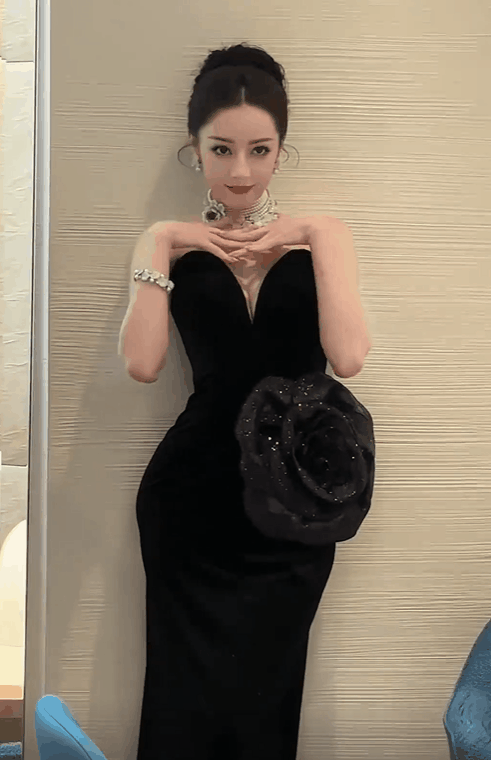 巴黎这晚：热巴的葫芦形身材，baby的美肩，都败给了向佐的抹胸