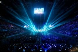 刀郎生日演唱会重庆开唱,粉丝直升机应援点亮山城夜空