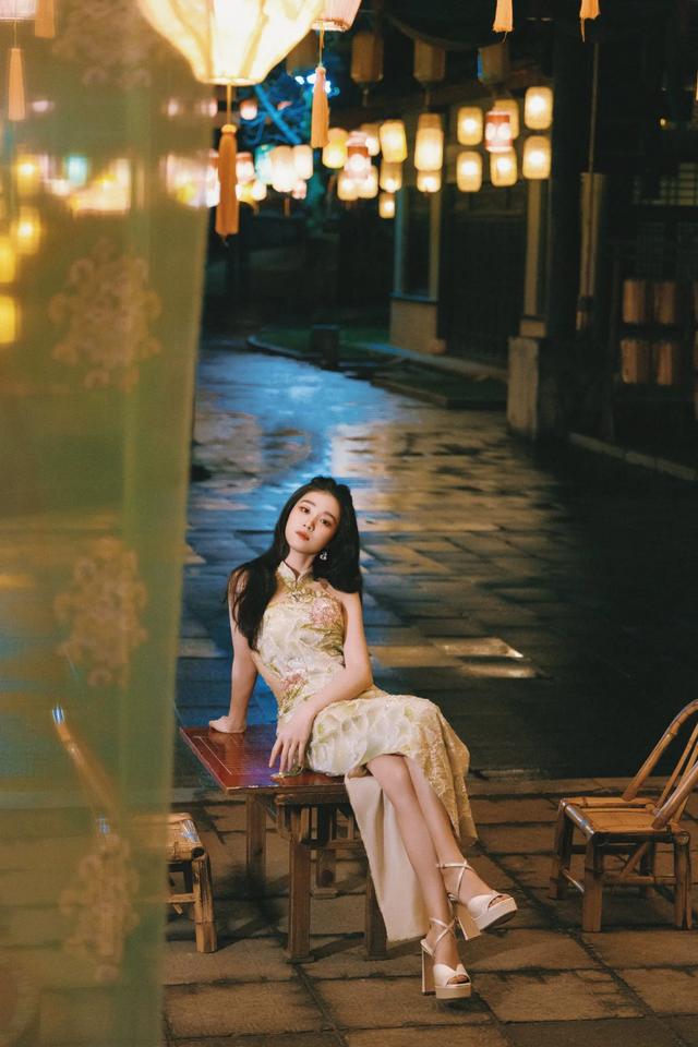 卢昱晓一袭金丝旗袍，发丝浓密，眼波流连，惊艳了时光