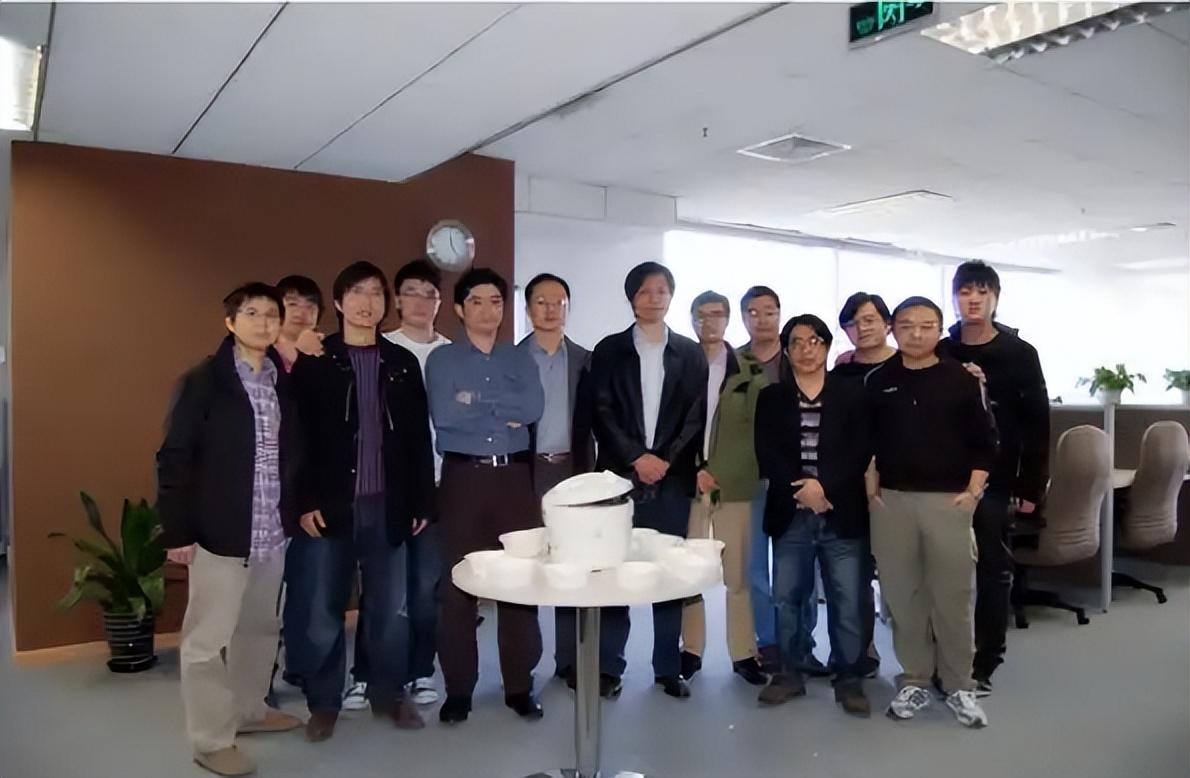 雷军停更5日首度发声 至暗109小时挺过生死劫 15周年“安全大过天”