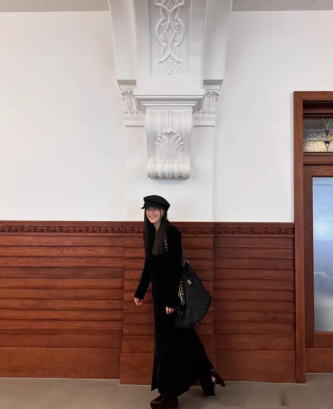 姜Gary妻子更新ins,晒出香奈儿珠宝照,Gary评论留言实力宠妻