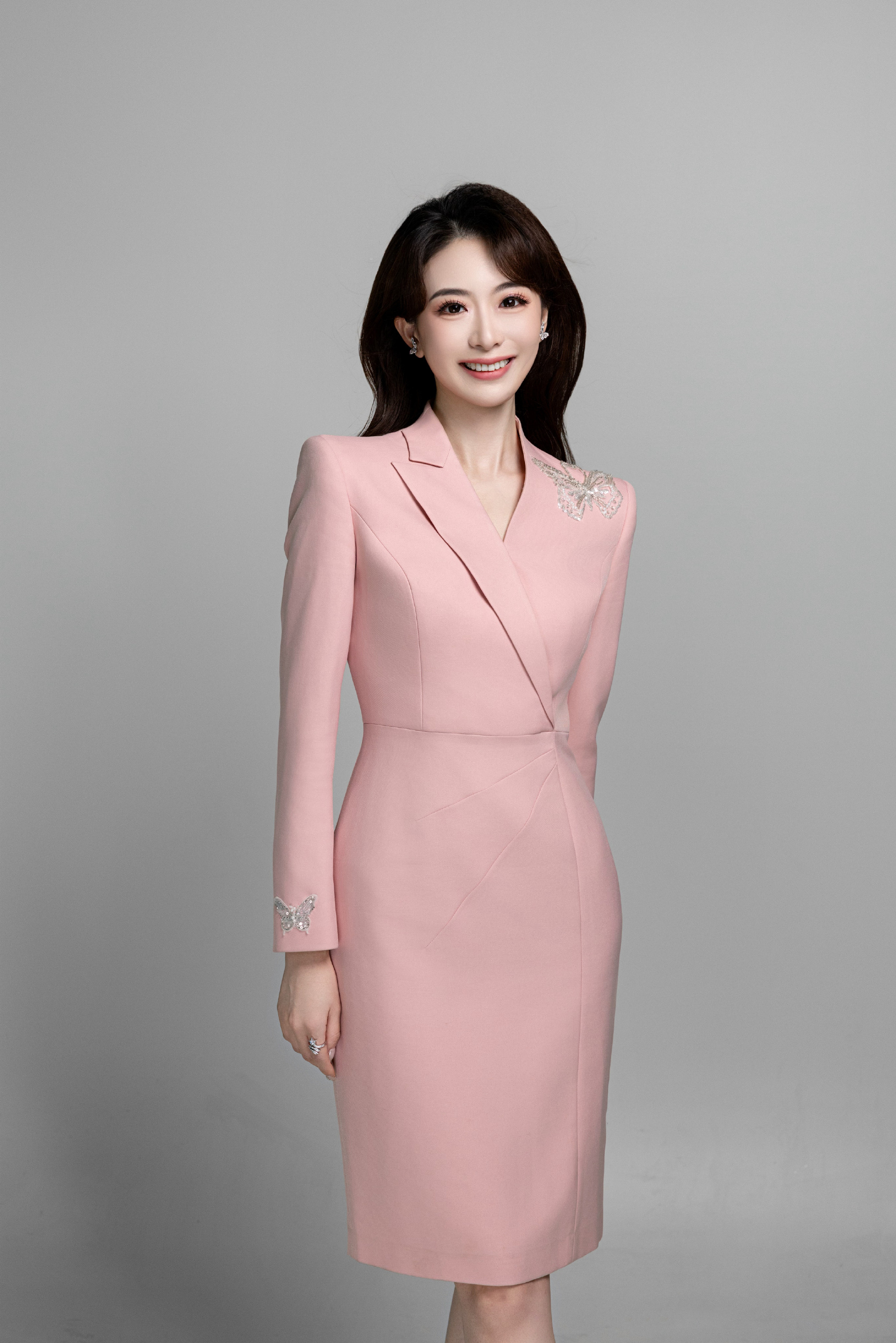 主持人杨帆,职业装