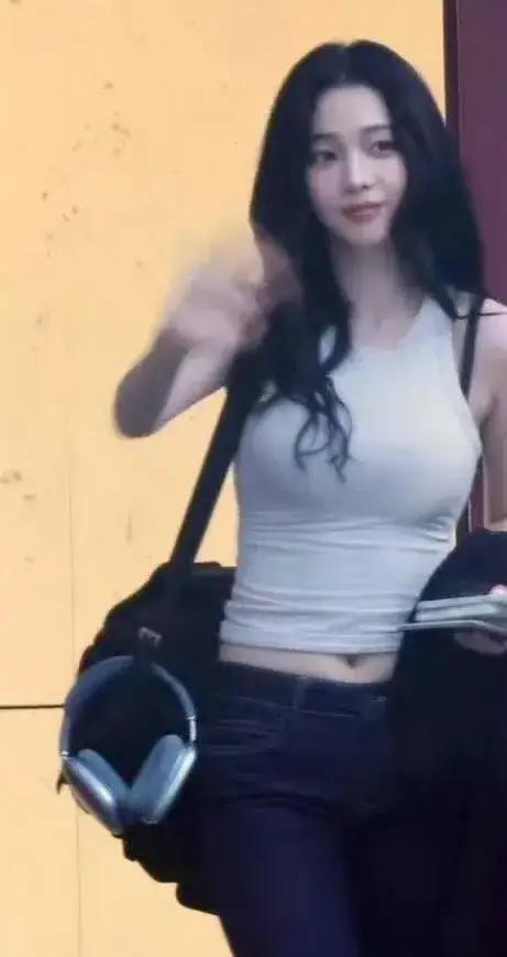 穿低腰牛仔裤的柳智敏，身材绝美！