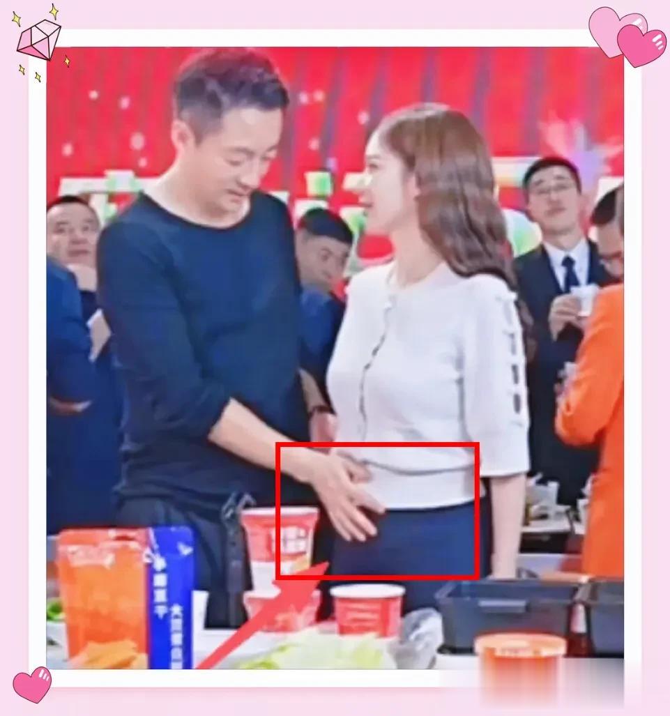 马筱梅三里屯喝咖啡被偶遇，怀孕七八个月，皮肤白皙，少女感十足