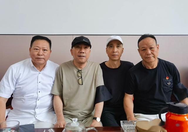 无语！杨少华告别式上，老大老三涕泪横流，杨议还和宾客微笑合影