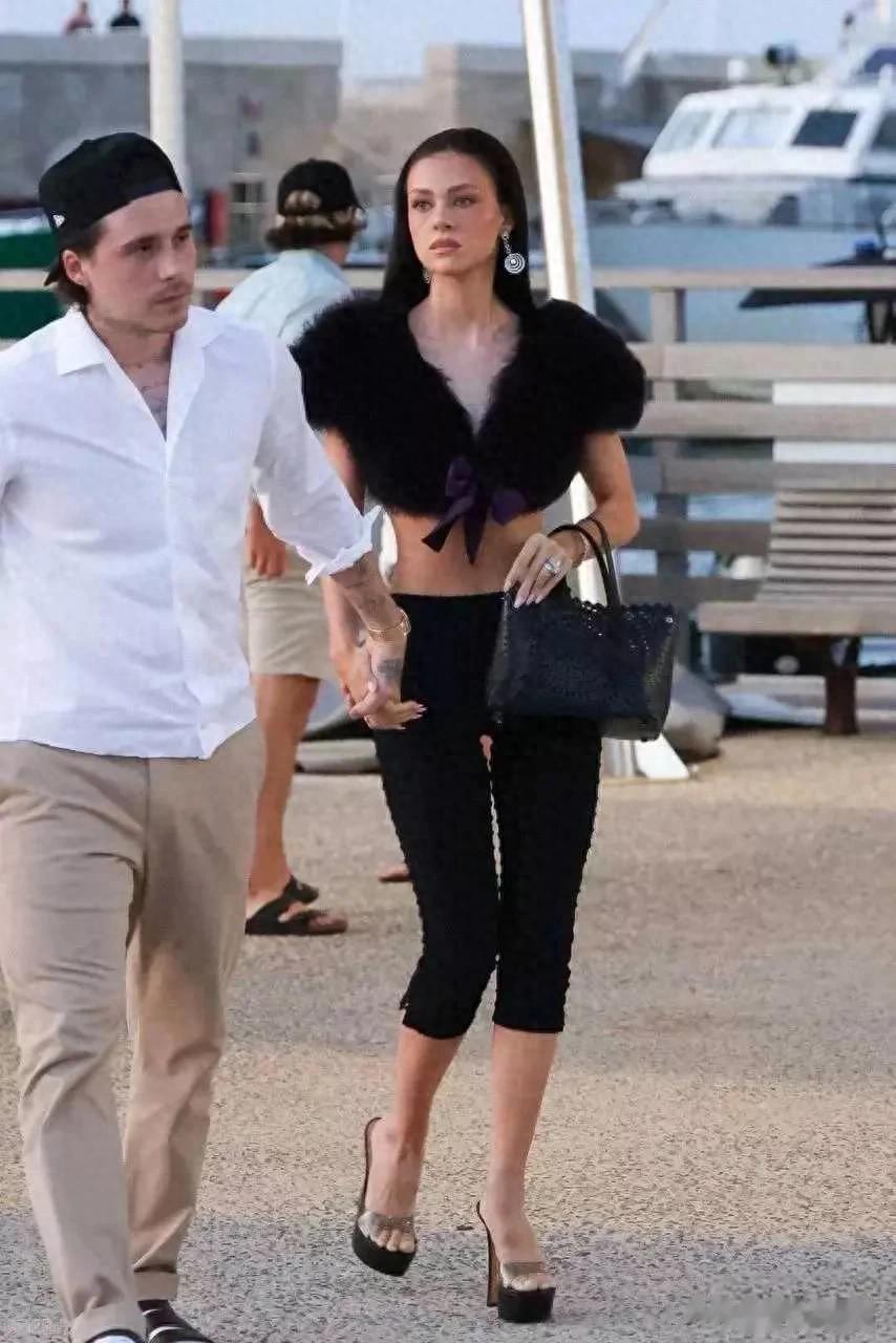 大布携妻出街秀恩爱，妮可拉皮草造型惊艳抢镜