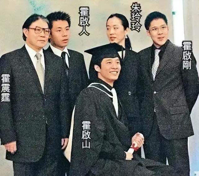 霍启仁举办订婚宴！未婚妻手握红包笑得开心，网友：比不上郭晶晶