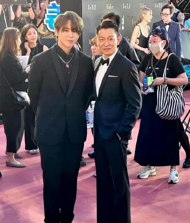 71岁林青霞追星成功！深夜表白26岁“香港顶流”，两次获亚洲首帅