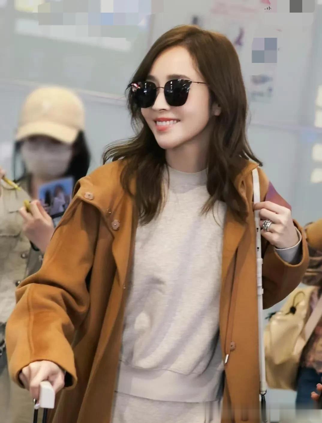 侯佩岑真是70后的穿搭标杆！焦糖色大衣+毛衣+阔腿裤，简约又高级