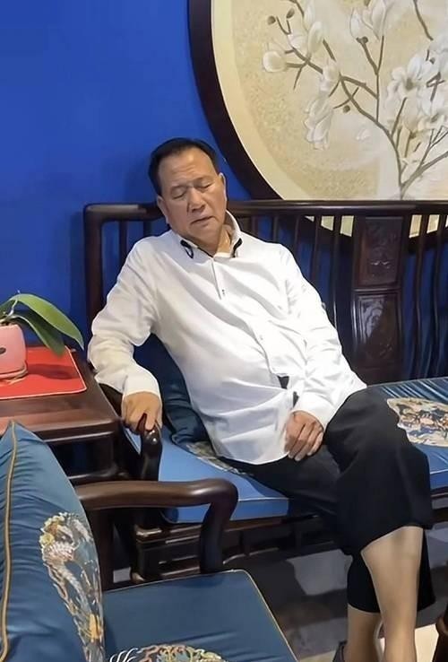 万梓良现状：68岁疾病缠身，疑似戴假牙，儿子万大千超帅很像他