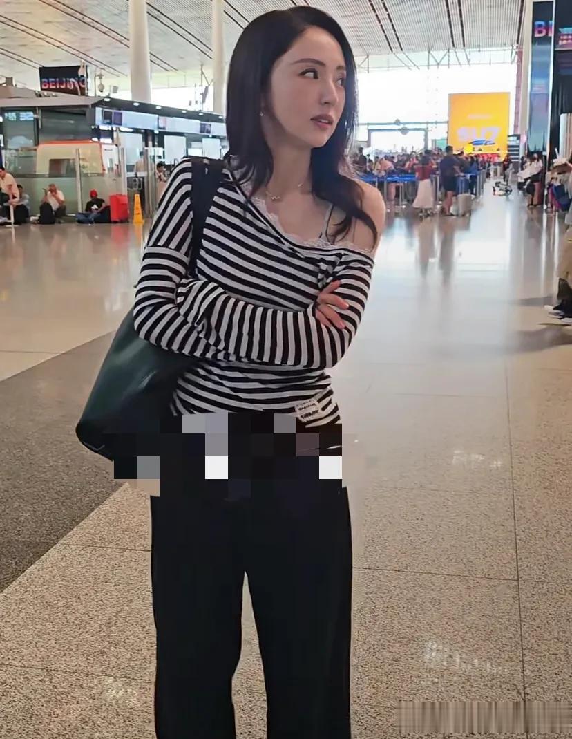 董璇机场给网友分发番茄汁，透露自己即将进组，看来没怀小小张