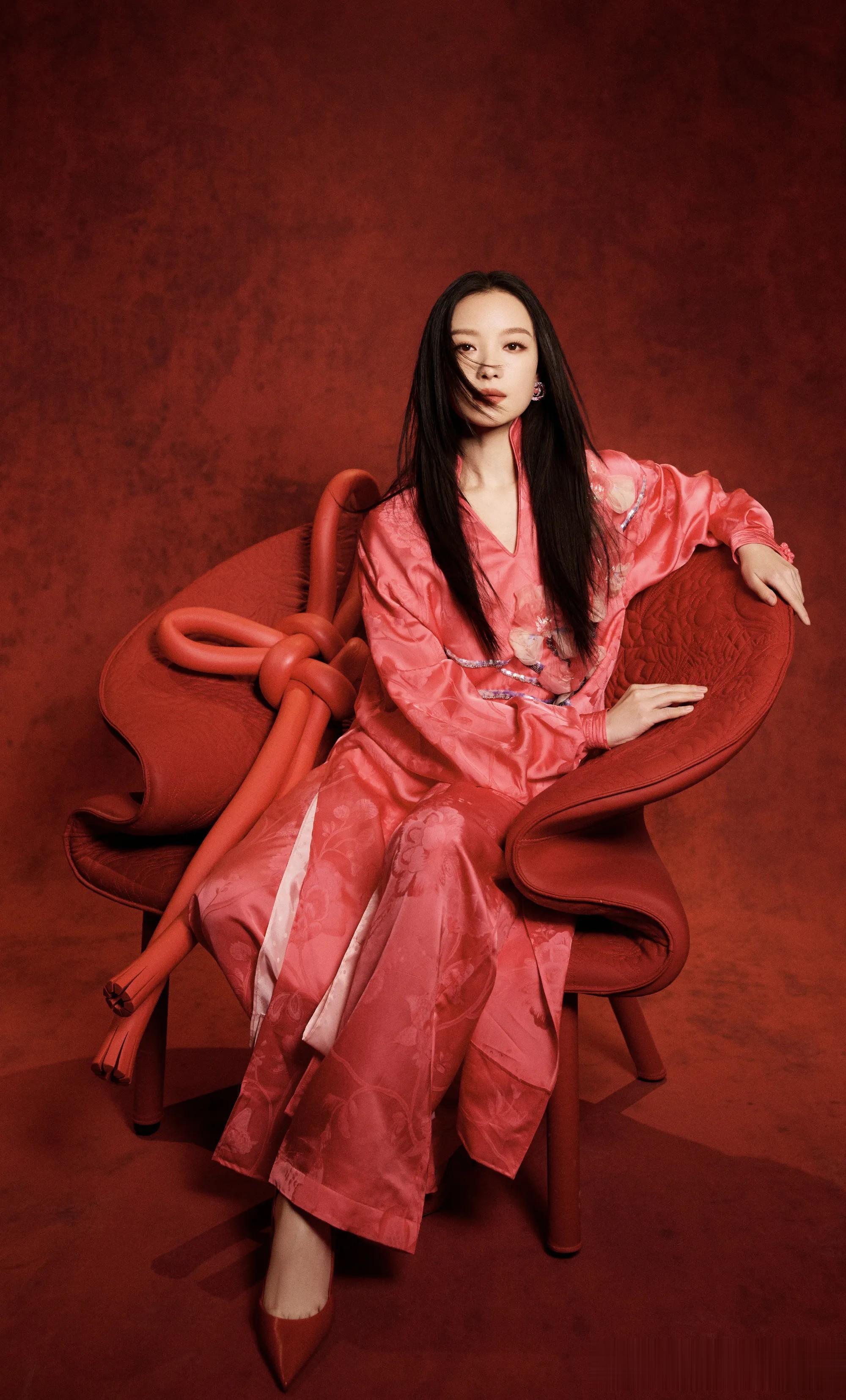 倪妮粉衣大片,古韵与时尚的完美融合