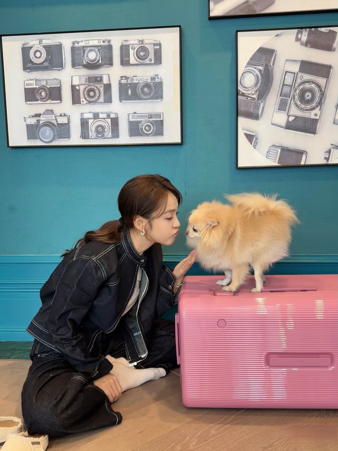 张佳宁分享最新美照, 牛仔穿搭配低马尾,与爱犬互动超治愈