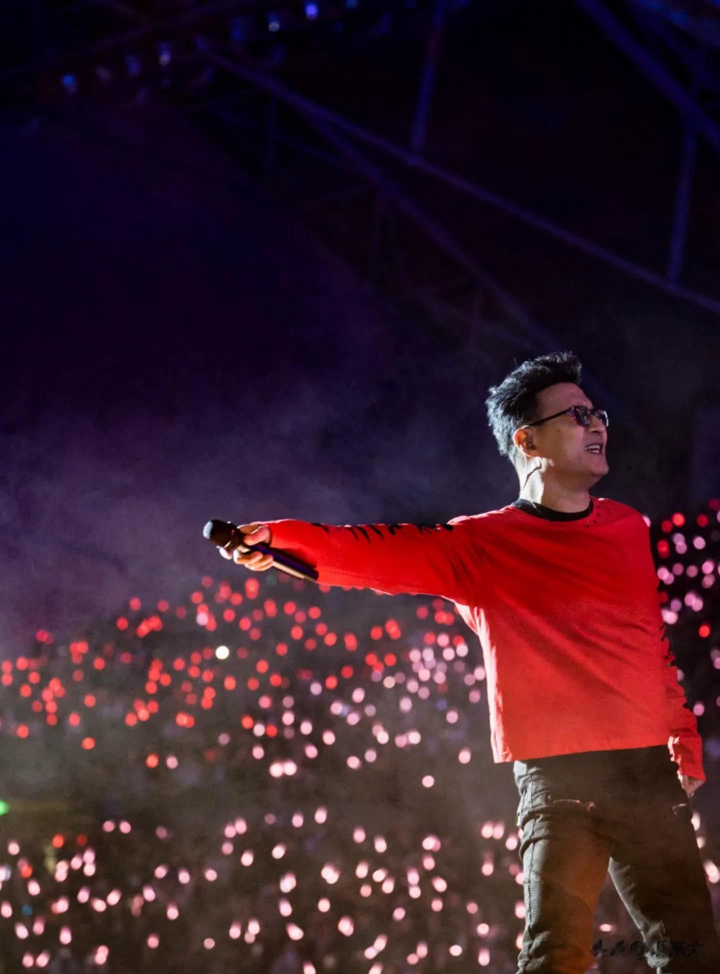 同样是五旬老人，刀郎就能连唱五个小时不跑调，汪峰一开口就劈叉