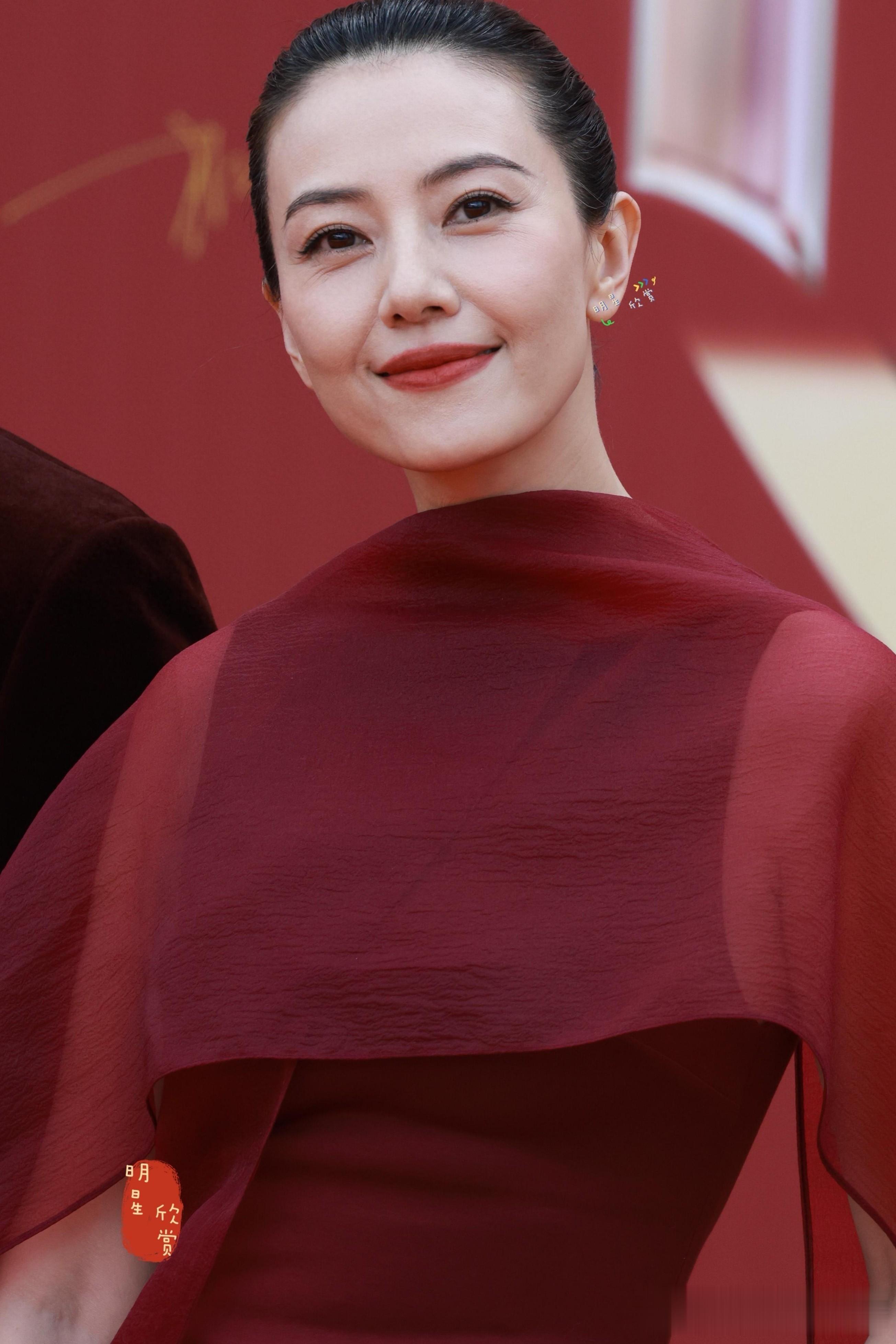 46岁高圆圆最新红毯生图,她眼角细纹明显,网友:自然老去也很美