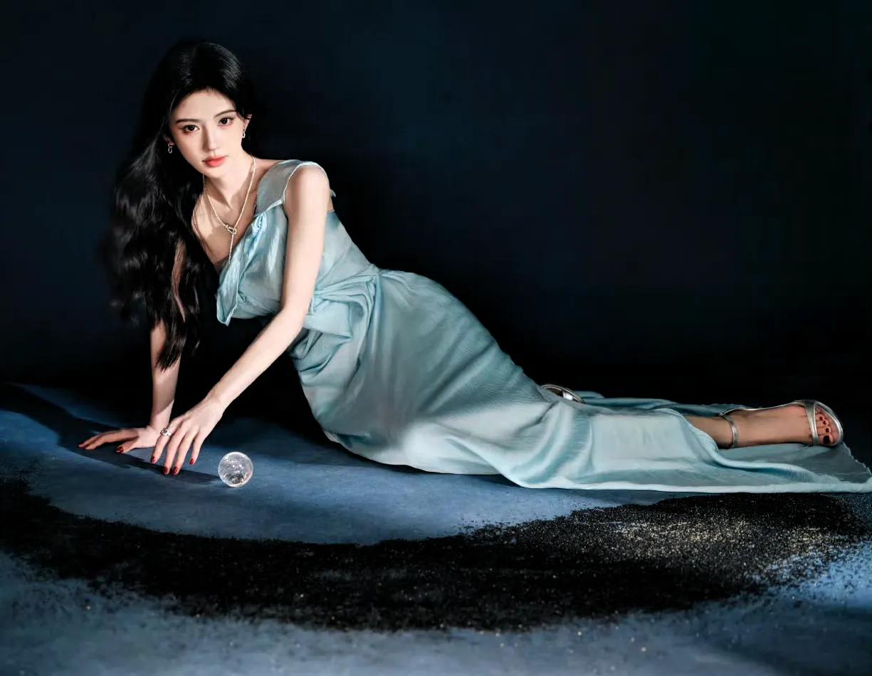 鞠婧祎，冰蓝之美！