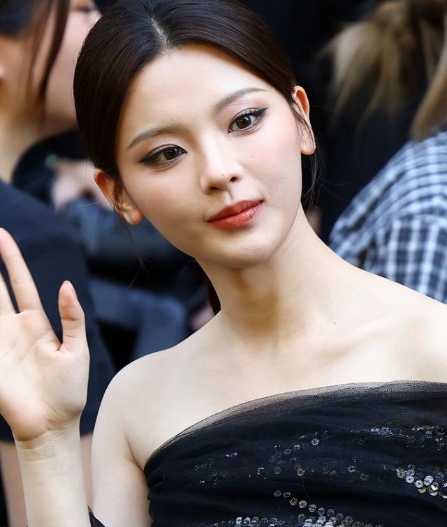 巴黎这晚：热巴的葫芦形身材，baby的美肩，都败给了向佐的抹胸