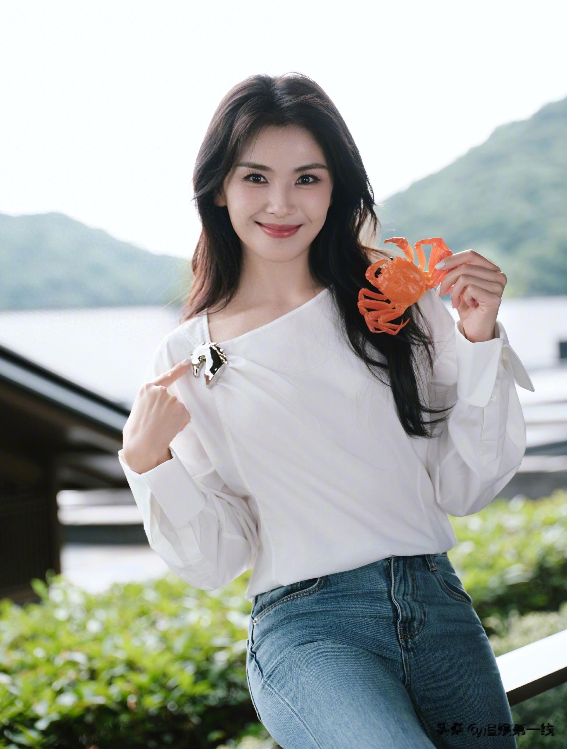 刘涛路边随手拍封神！白 T + 牛仔裤，气质绝了