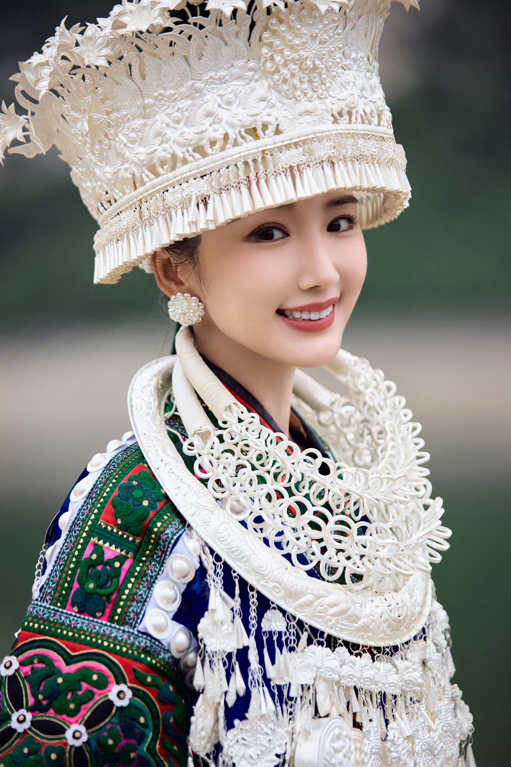 毛晓彤盛装碎片掉落中，穿梭在山水中的时光化作银铃碰撞的脆响