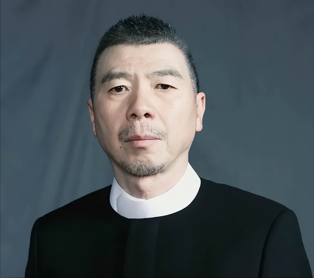 冯小刚也意想不到, 养女躲闪的表情, 暴露了他跟徐帆的真实婚姻状况