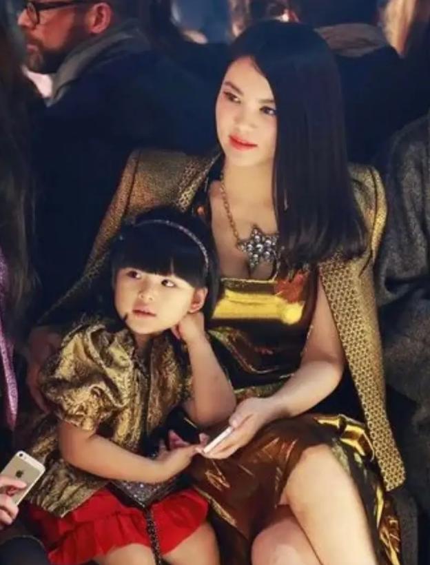 钱再多有啥用！50岁久居英国的李湘，终于为自己的行为付出了代价