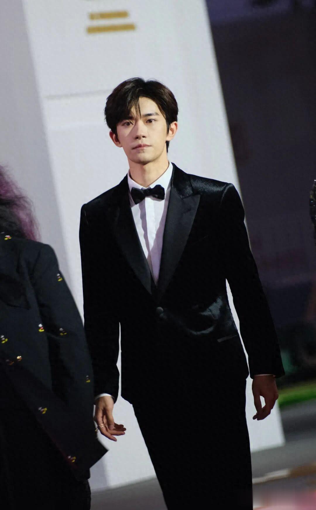 易烊千玺拿影帝？宋威龙被路人撩？祖峰被除名？