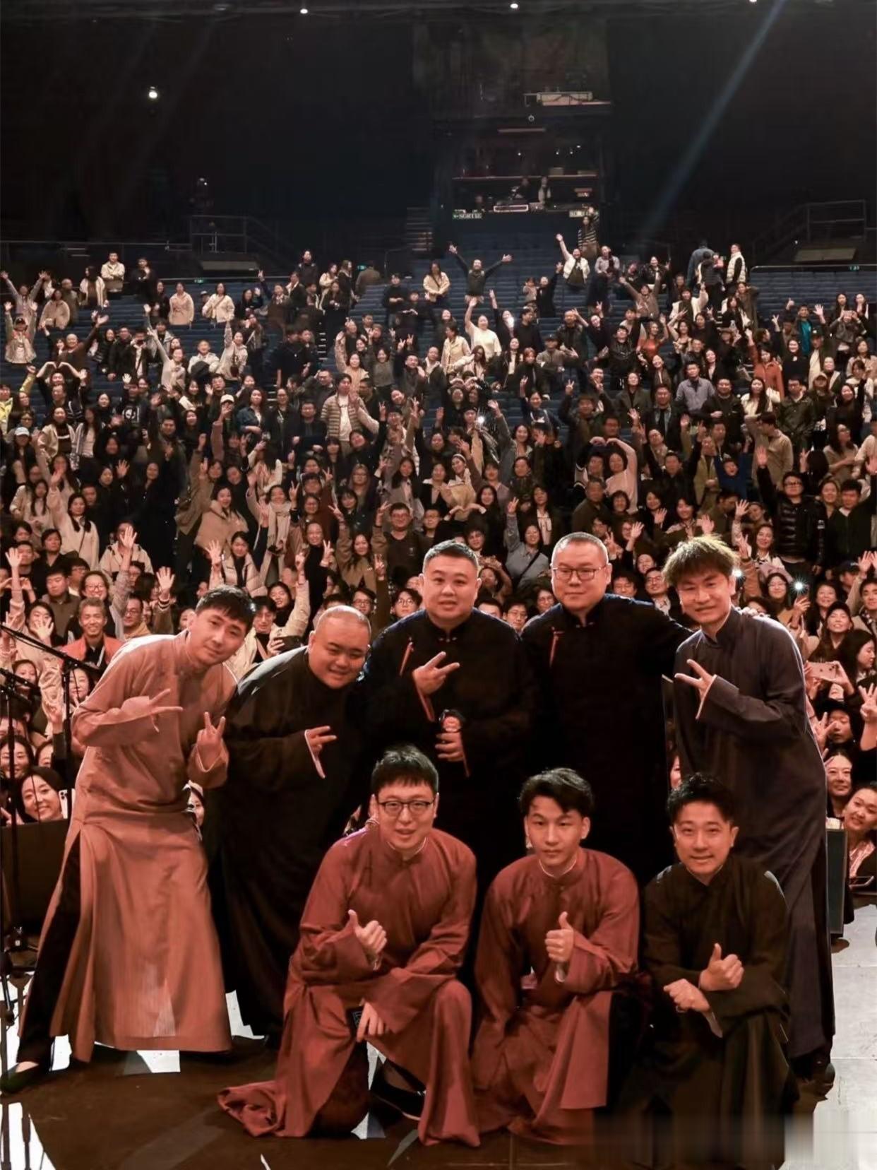 德云社当红演员落地伦敦，晒照报平安，出国商演，俨然如度假一般