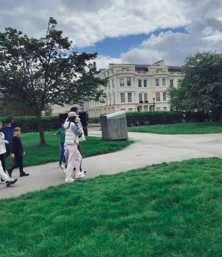 32岁章泽天素颜出镜震撼全网，身后伦敦千万豪宅成新焦点！