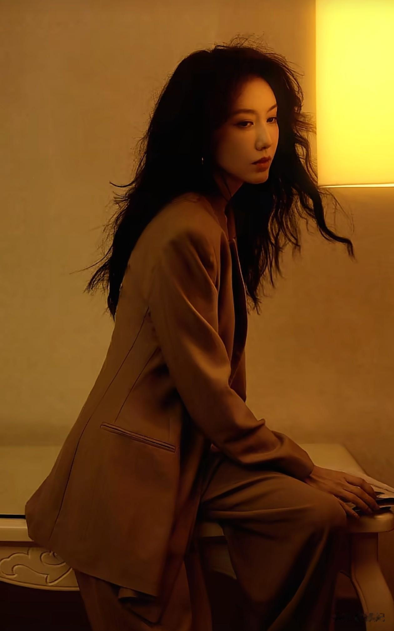 43岁高露最新穿搭：微卷发+西服套装，帅到犯规，美到差点认不出