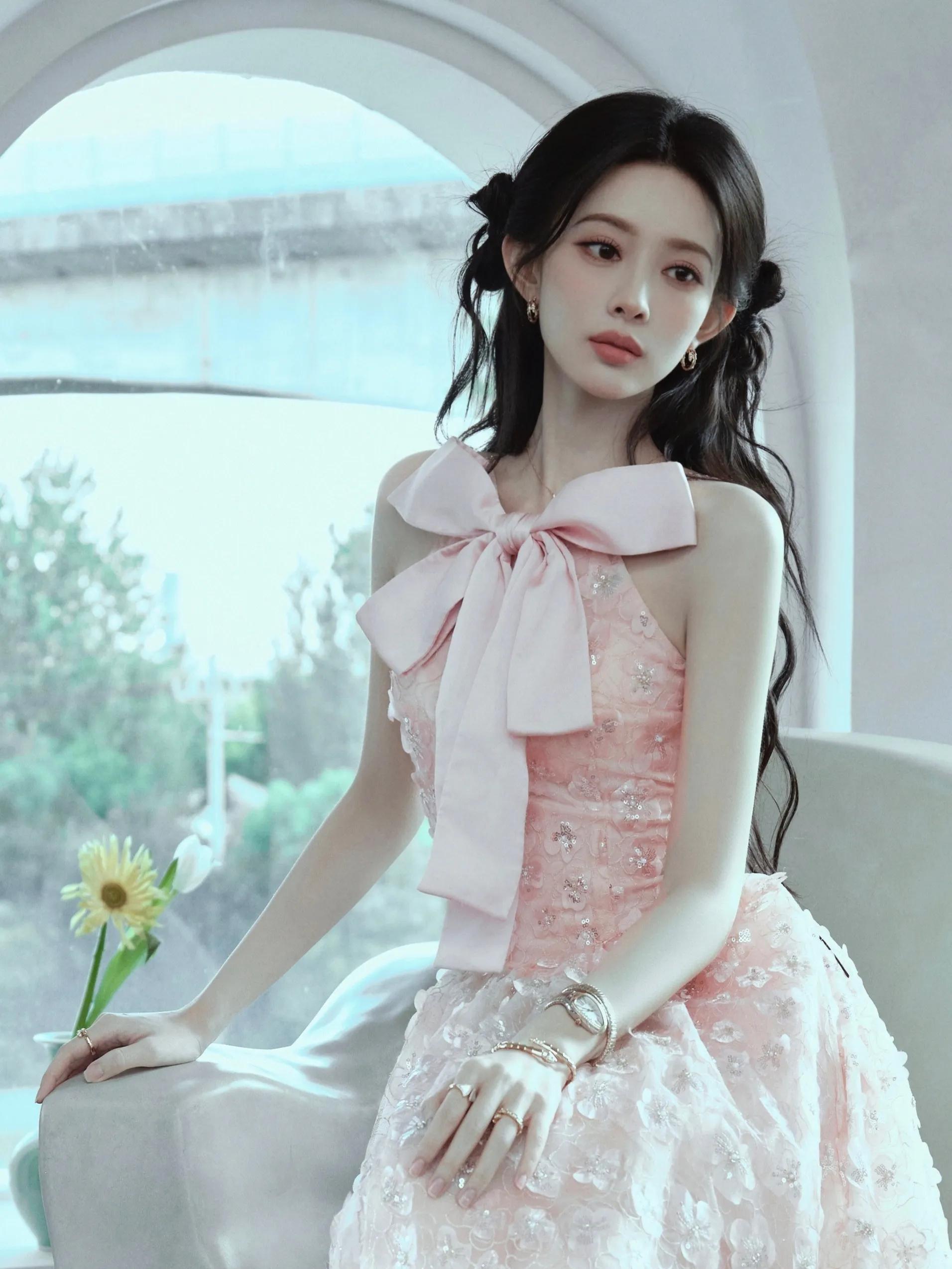 孟子义最新美照来了，是粉色的花仙子[送花花]