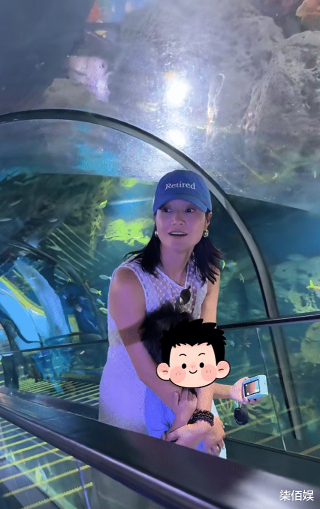 朱丹带娃度假，女儿掉牙流血，弟弟第一个跑去关心，姐弟感情真好