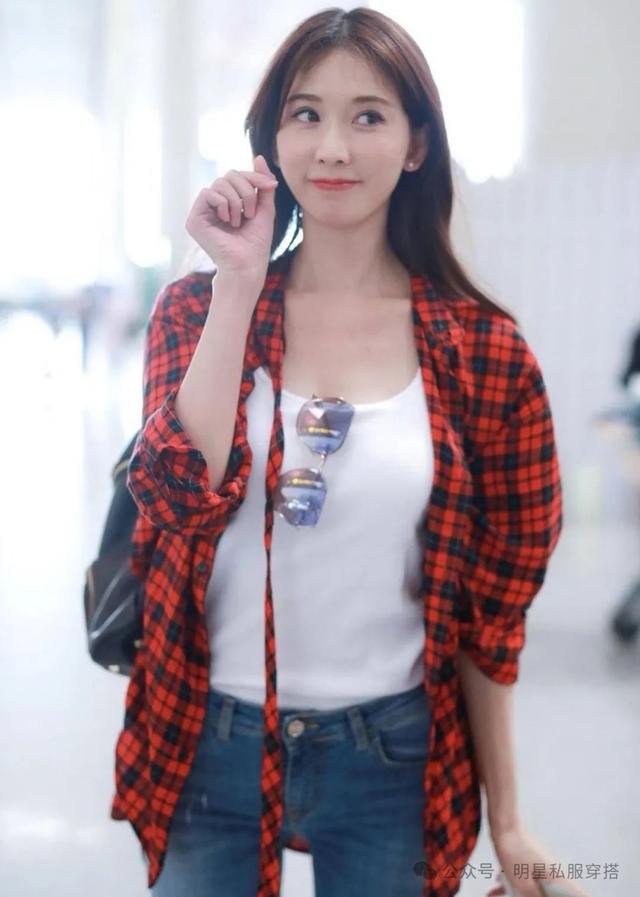 50林志玲美的很权威!看了她近期16套穿搭,T恤搭半身裙美翻天!